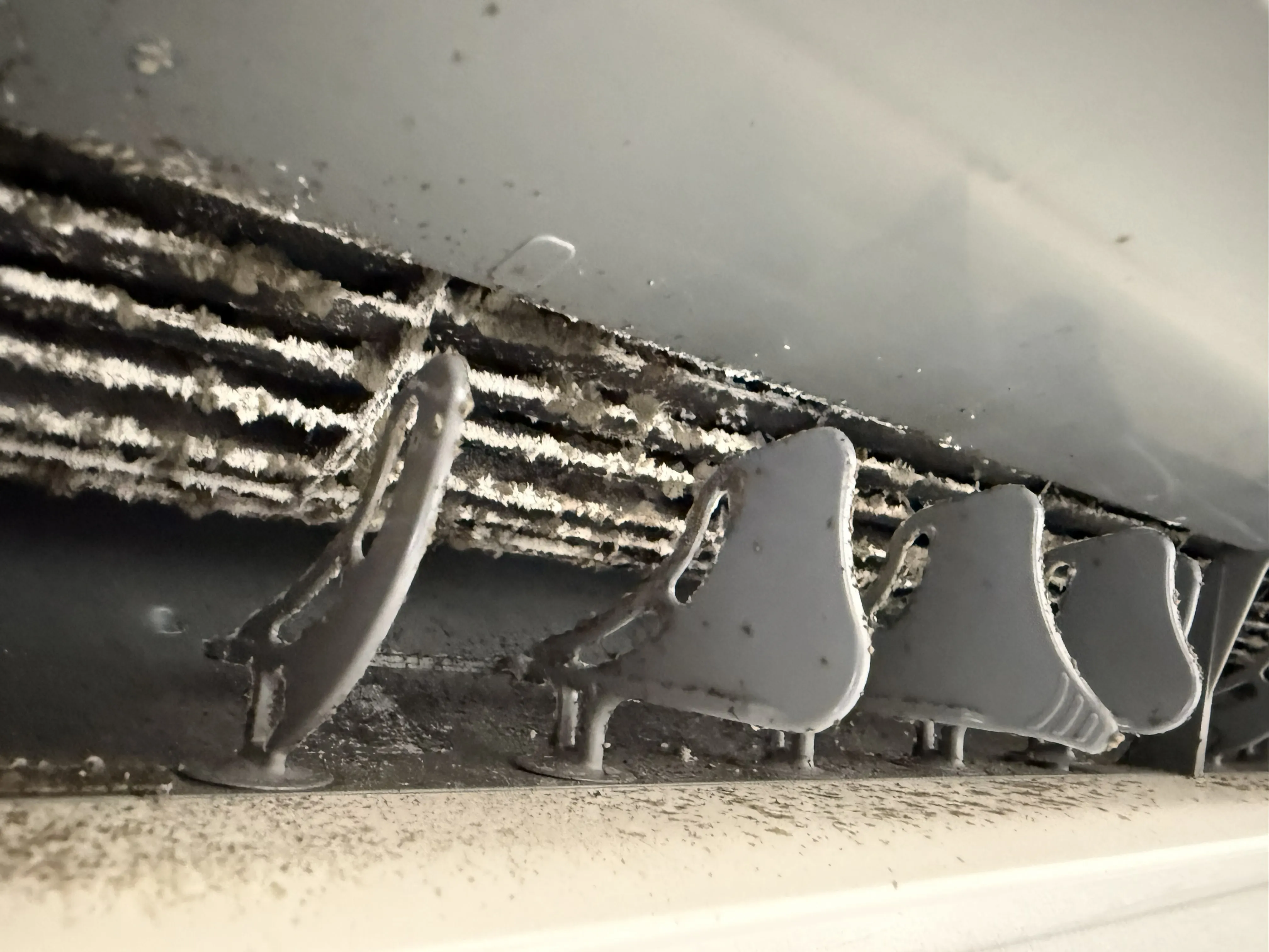 山猫美掃舎　エアコンクリーニング　　　　吹き出し口　洗浄前