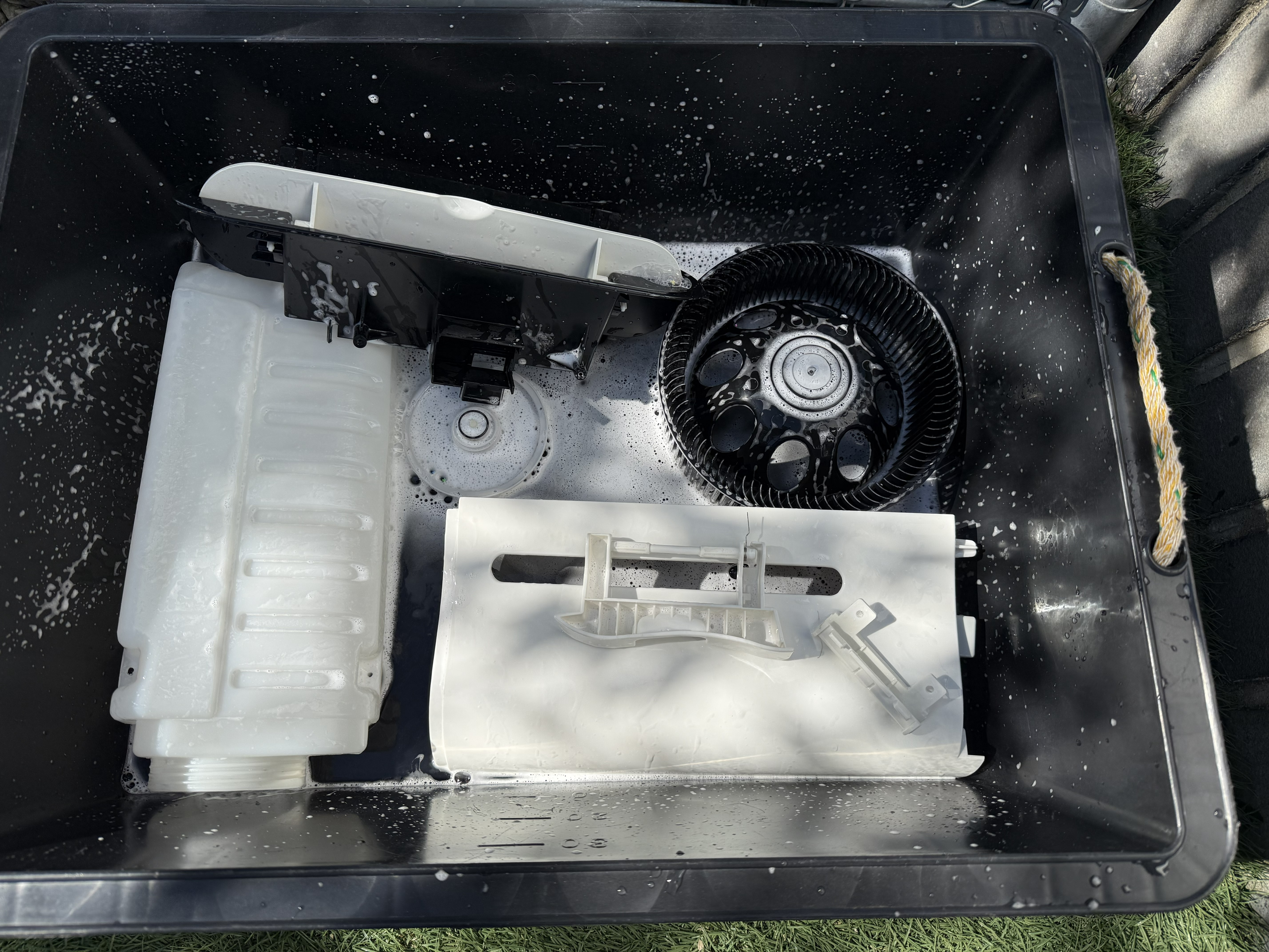 熊本市東区長嶺東 空気清浄機クリーニング パーツを洗浄