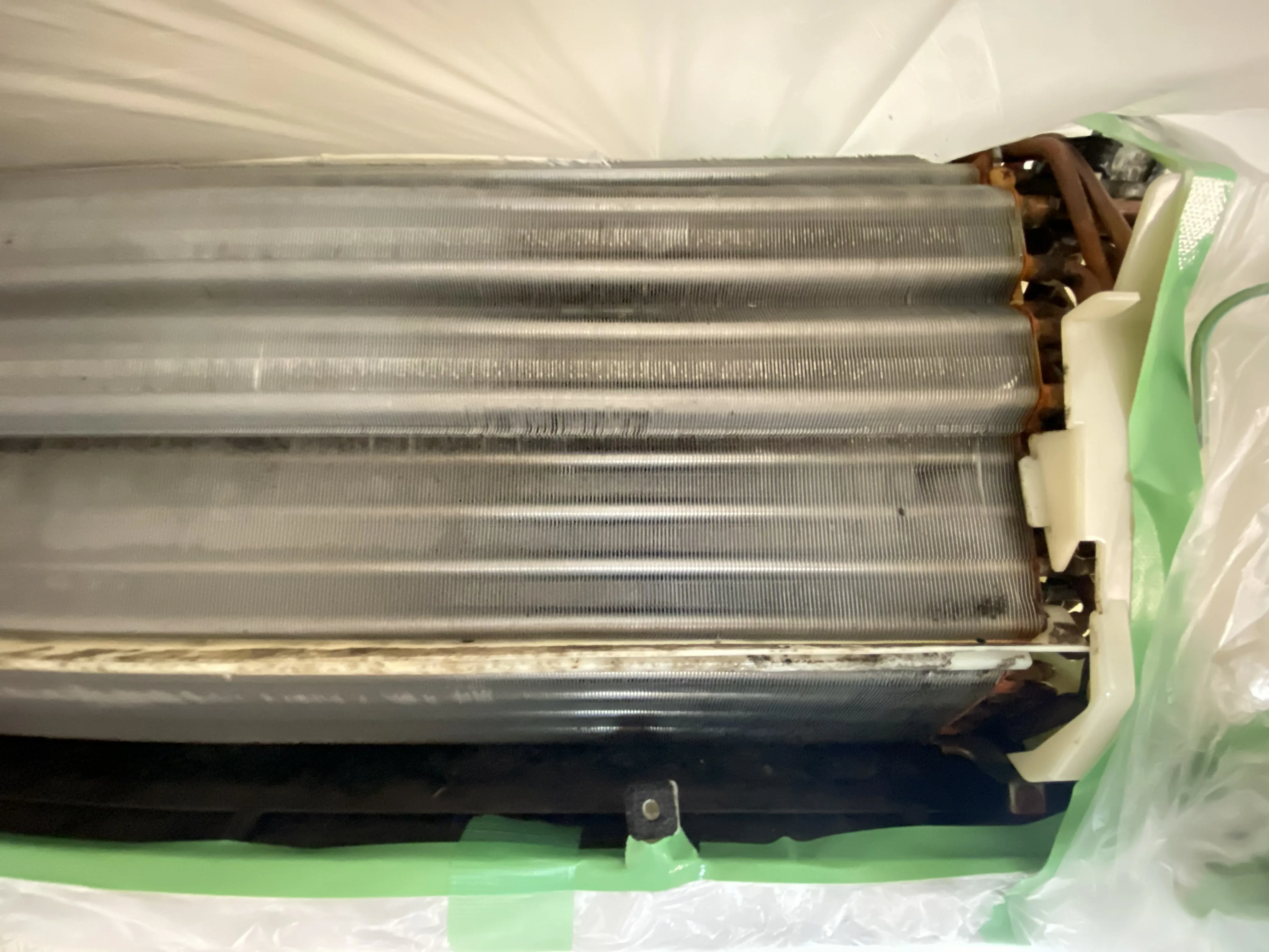 山猫美掃舎　エアコンクリーニング　　　　熱交換機　洗浄前
