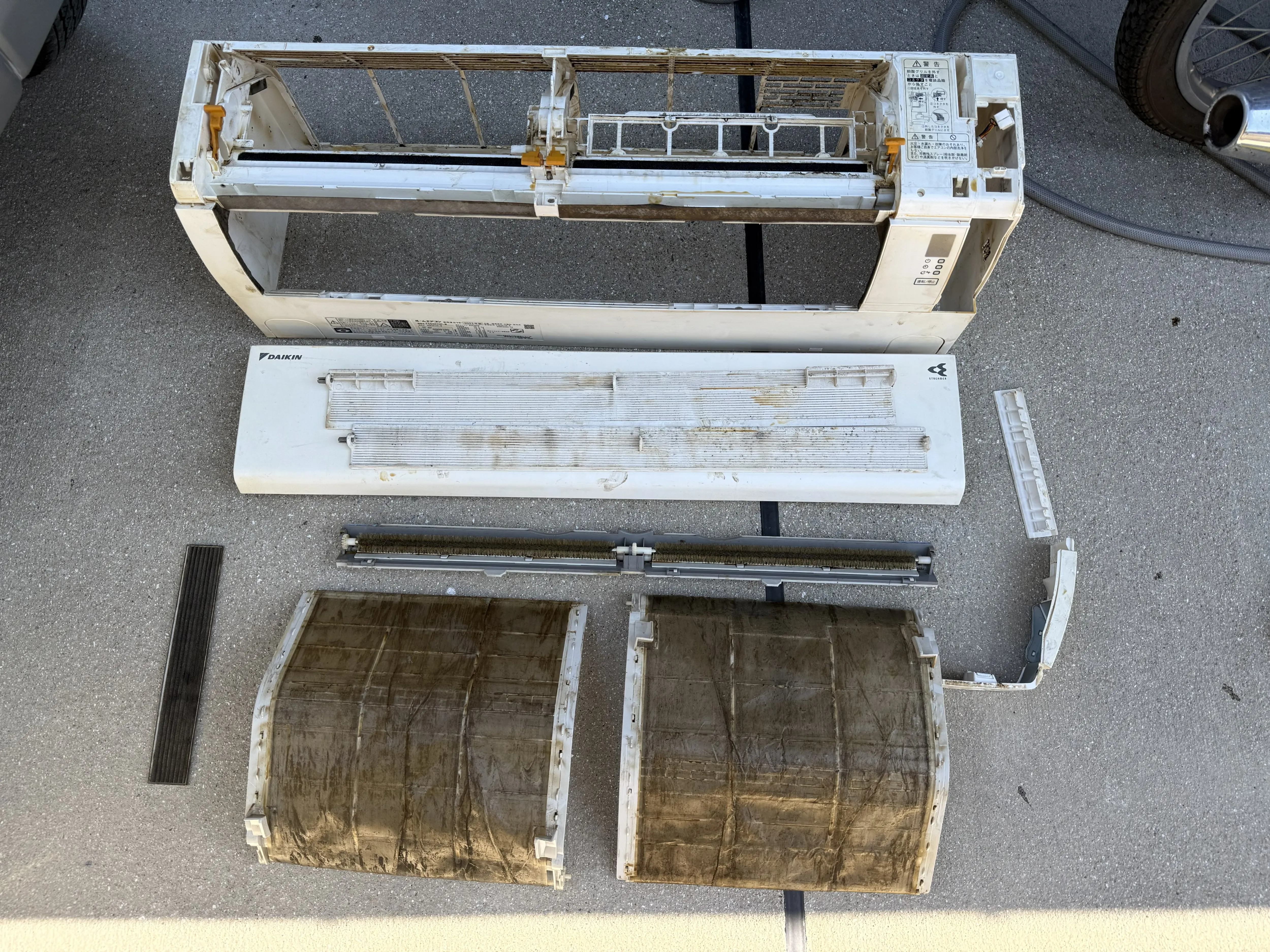 山猫美掃舎　エアコンクリーニング　　　　本体　洗浄前