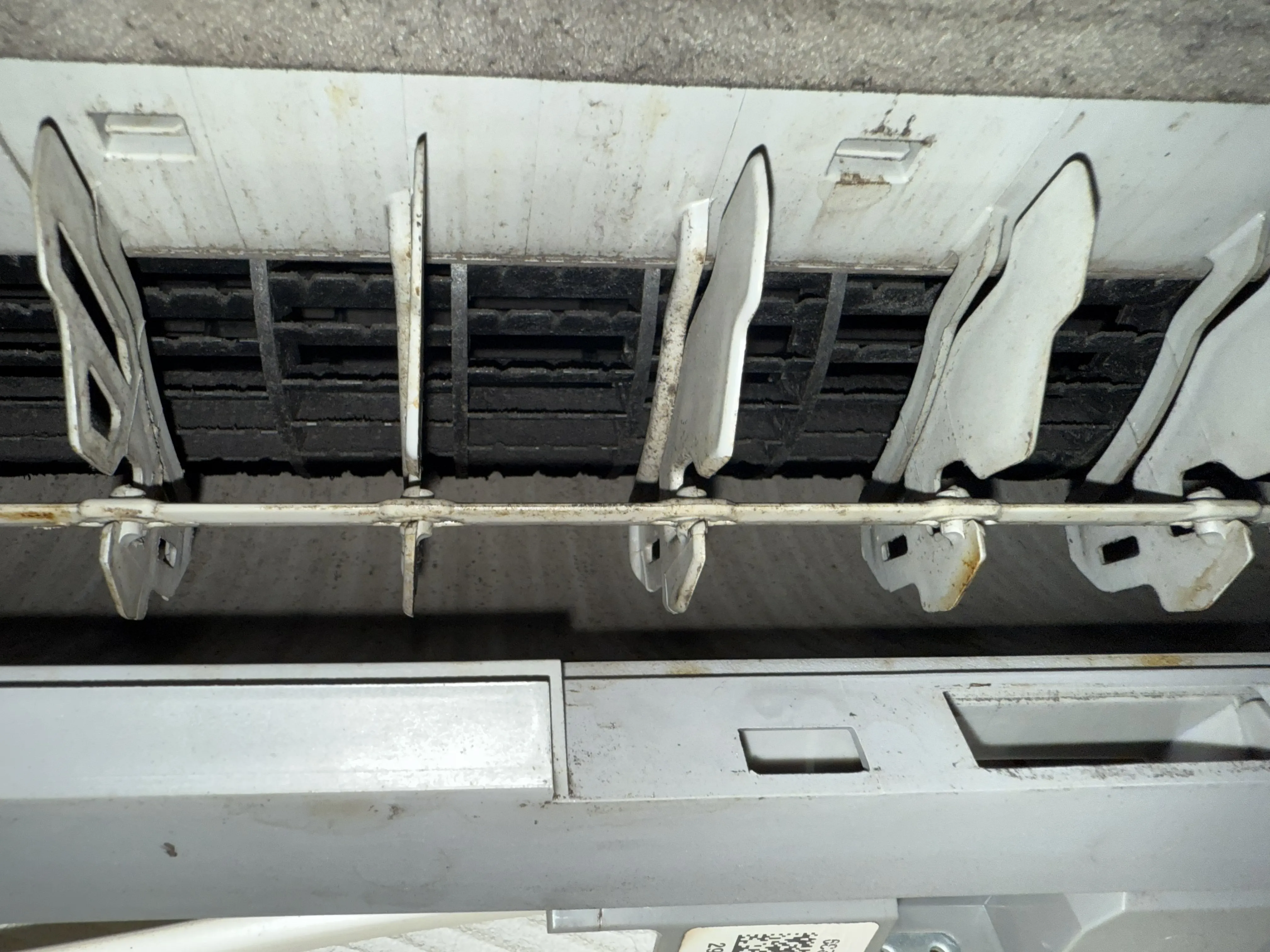 山猫美掃舎　エアコンクリーニング　　　　吹き出し口　洗浄前