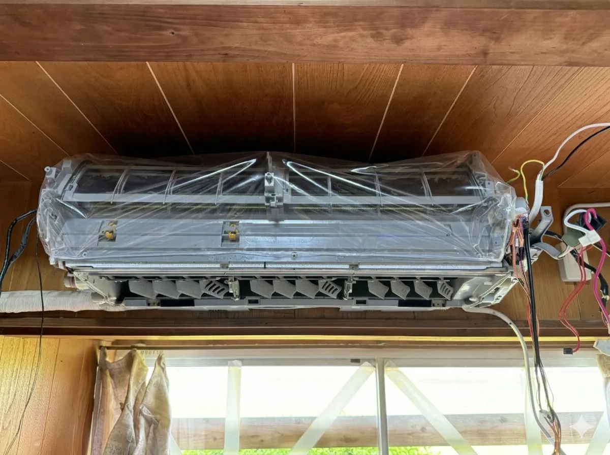 八代市 東芝お掃除機能付きエアコン取付の様子 天井ギリギリ 養生洗浄の様子