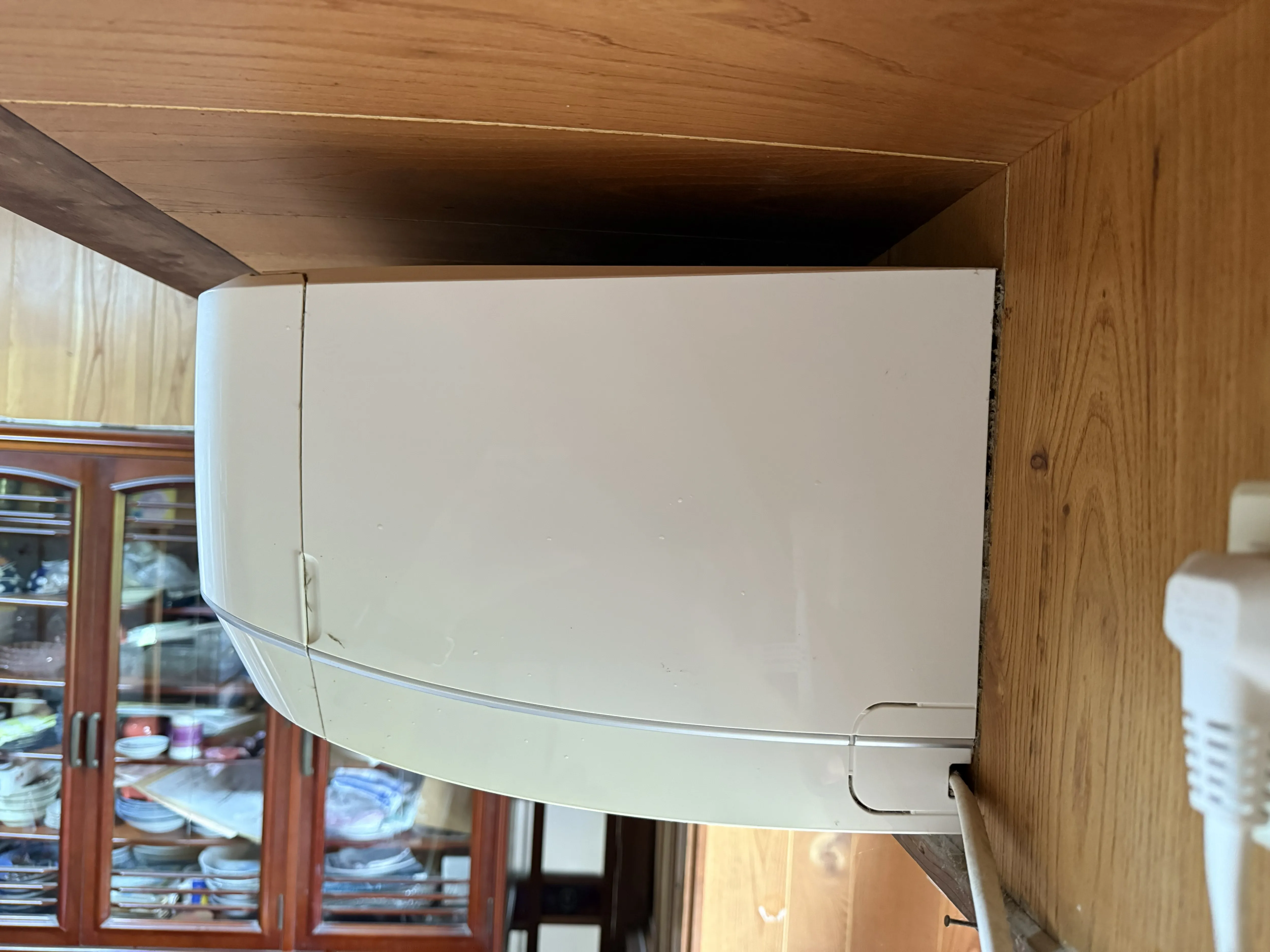 八代市 東芝お掃除機能付きエアコン取付の様子 天井ギリギリ