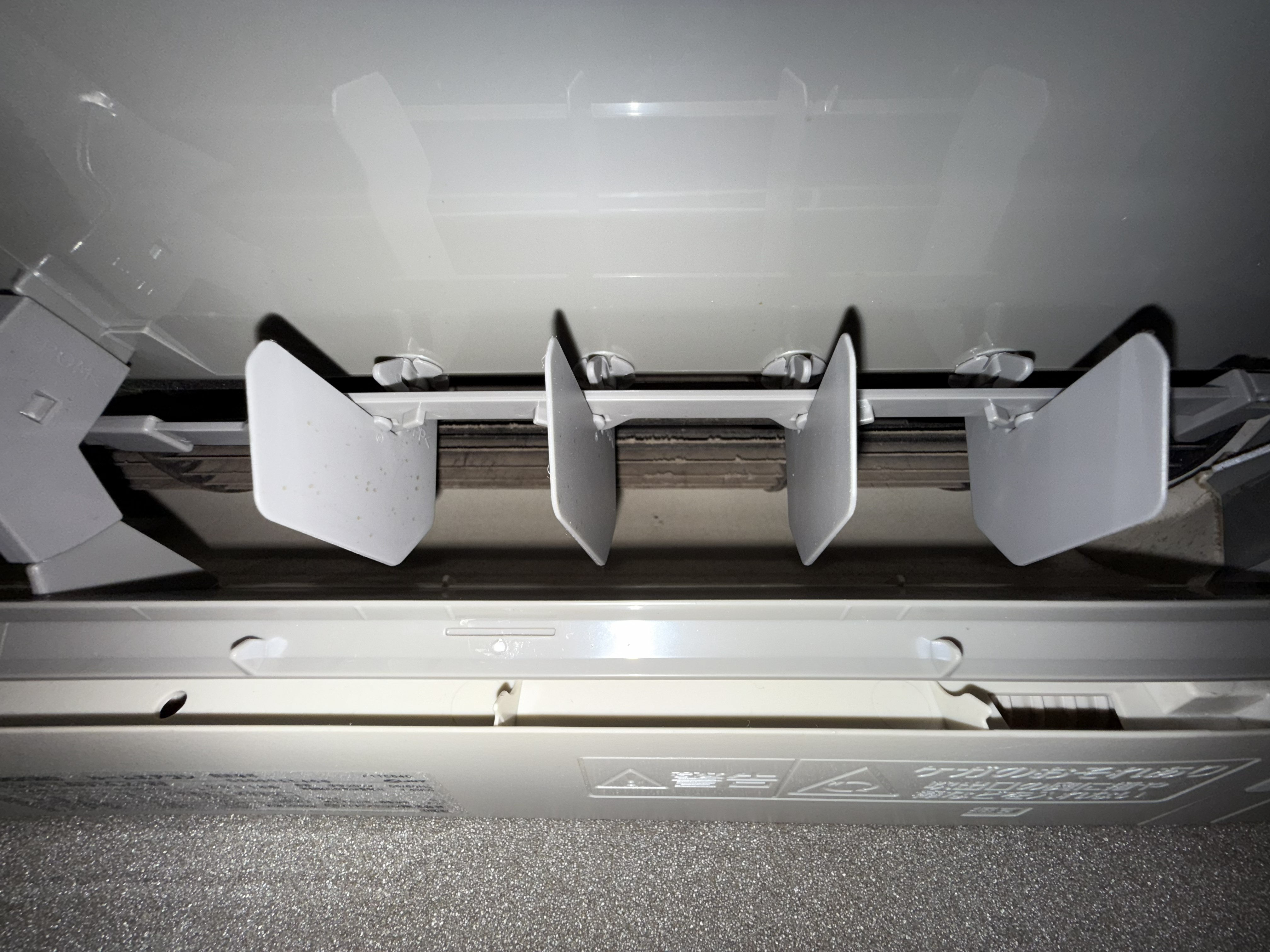 八代市 パナソニックお掃除機能付きエアコン 洗浄前の排気口