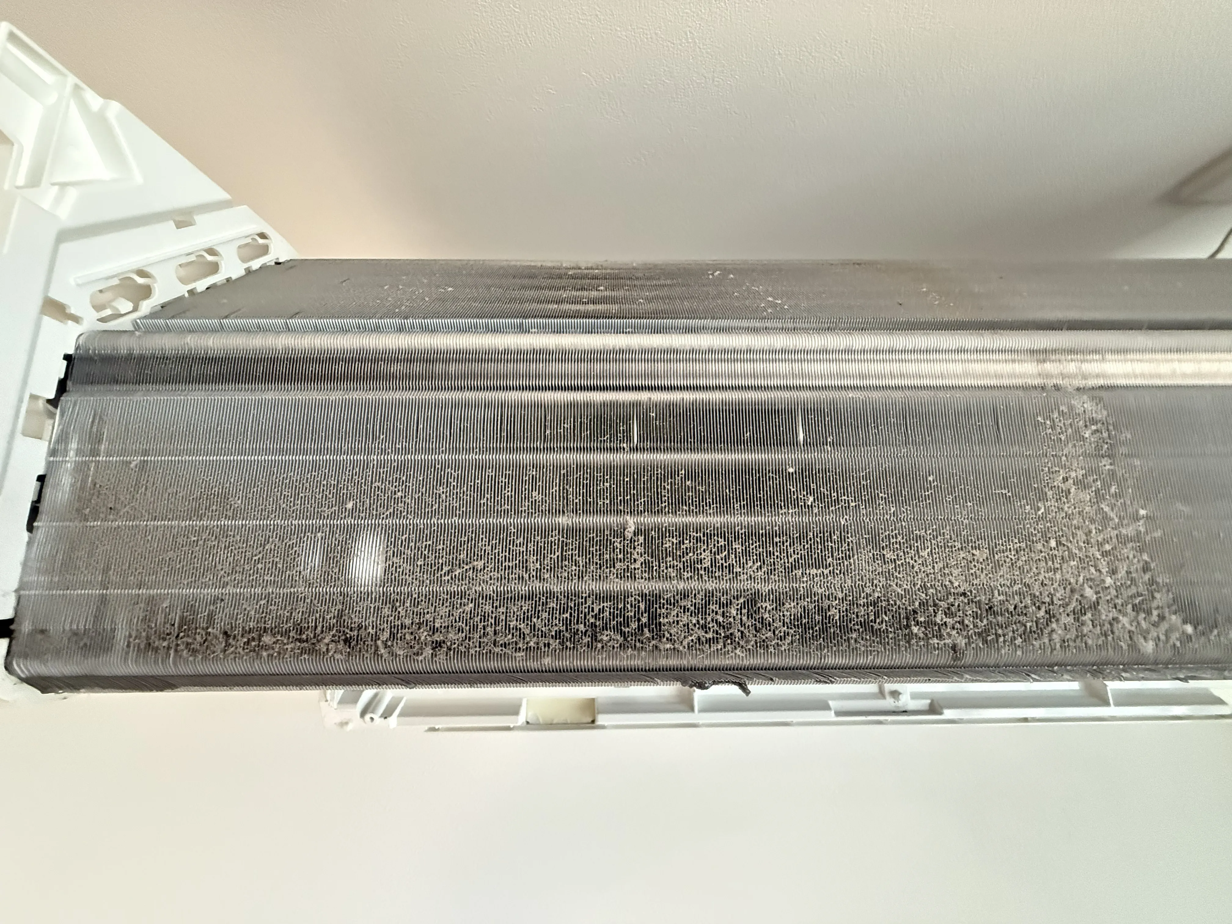 熱交換器にはホコリや汚れが付着していました。汚れがたまると、ニオイや冷えの弱さにつながる場合があります。