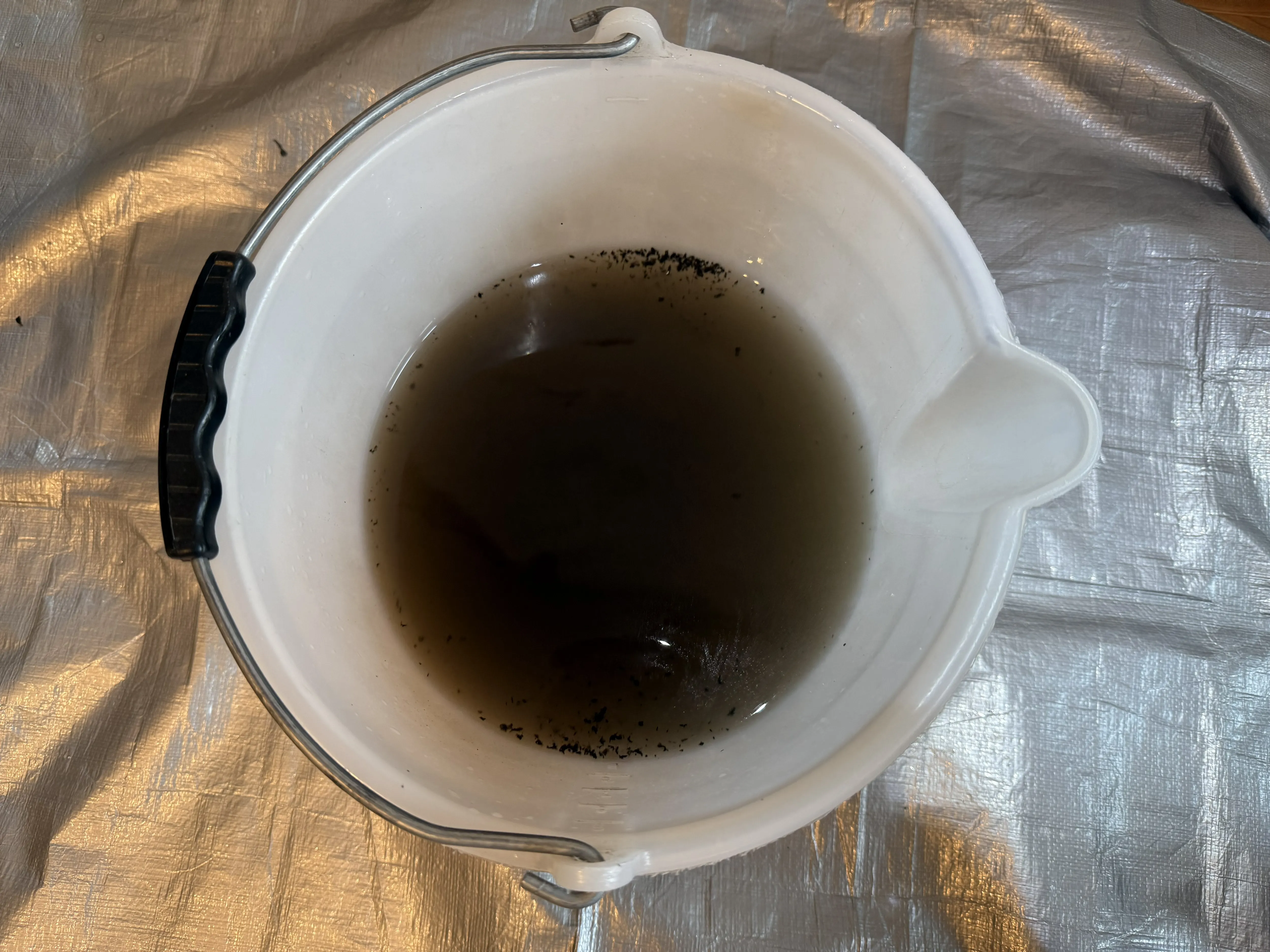 エアコン内部のカビ汚れやホコリを洗い流した後の汚水です。見た目はきれいに見えるエアコンでも、内部にはこれだけの汚れがたまっていることがあります。